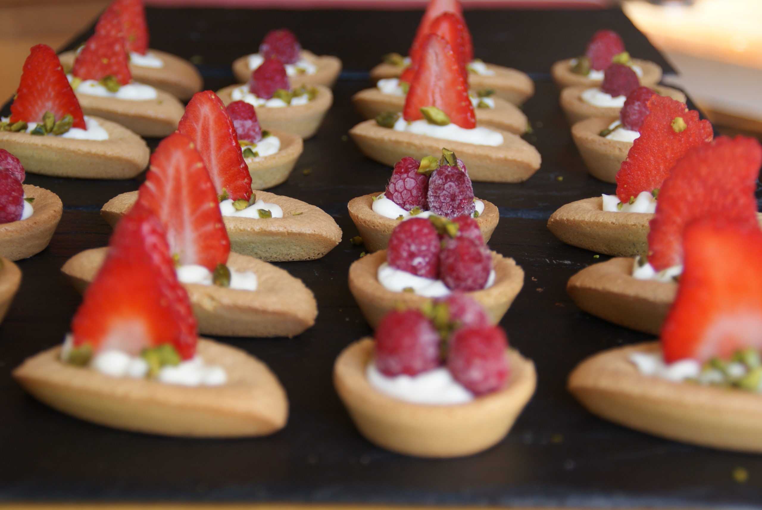 Mignardises Sur Fond De Génoise | L'atelier Au Bord De Lo